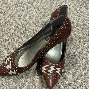 💥2/$10 Adrienne Vittadini Wooden heel braided pumps size 9